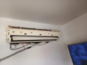 split ac repairing scene